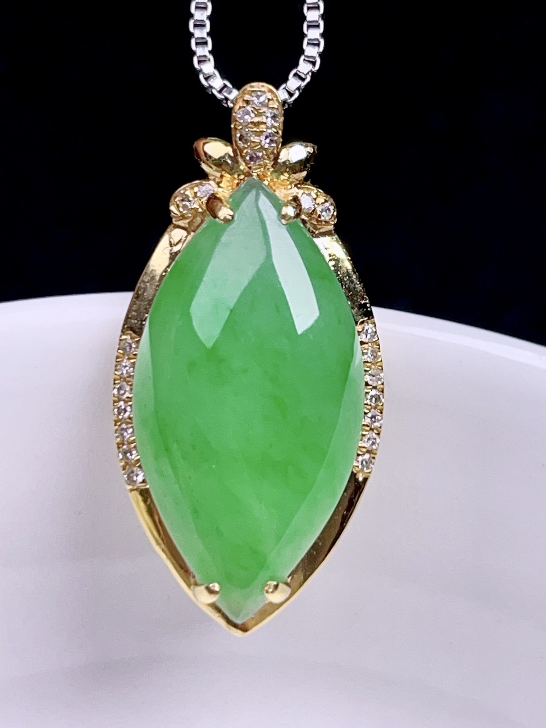 ️ 满色阳绿马眼，色泽鲜艳 种老水润 18k金镶嵌 24.5/12.1/7.4，裸石 19.2/1