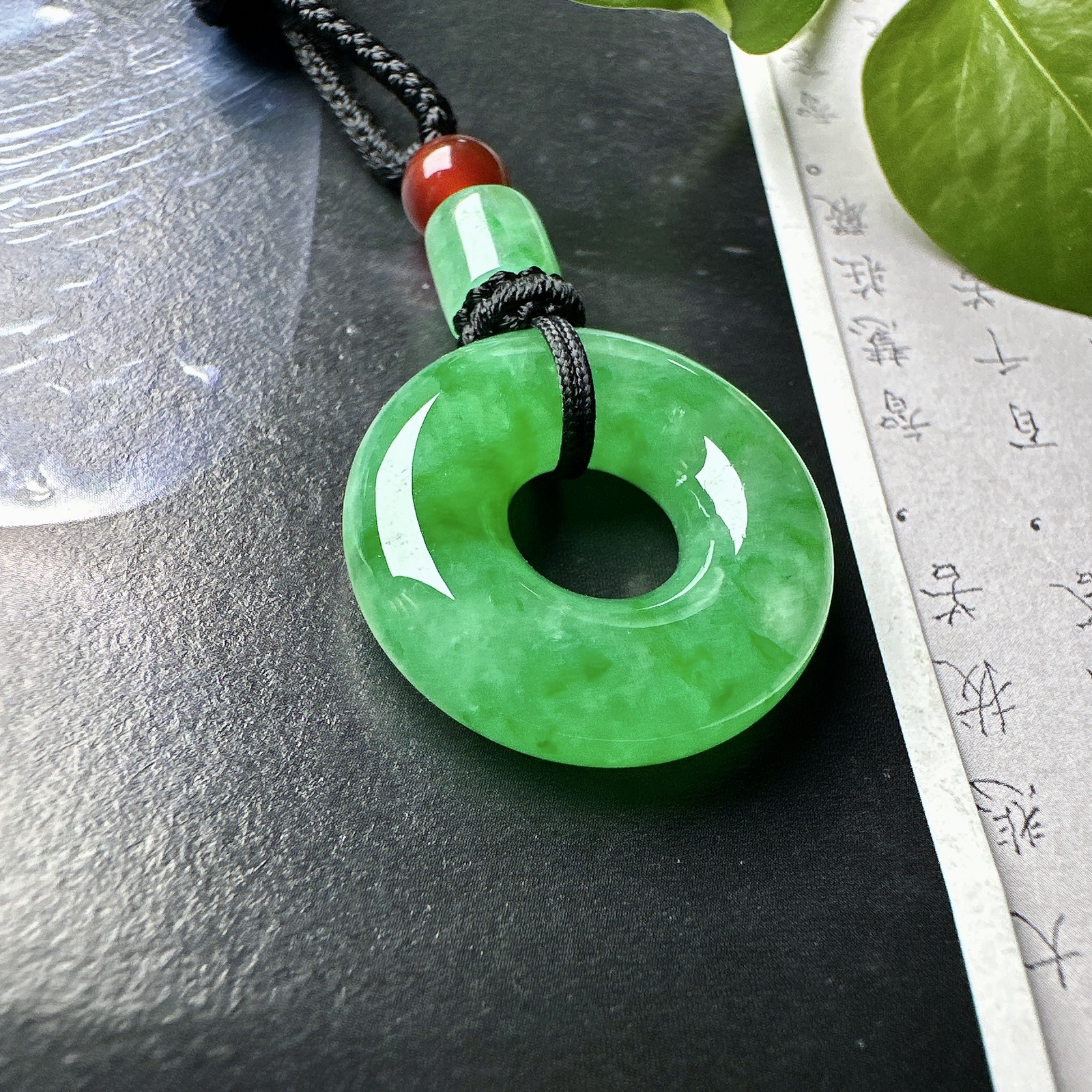 【冰种飘绿平安环吊坠】甜甜圈，质地细腻，冰感十足，通透闪亮