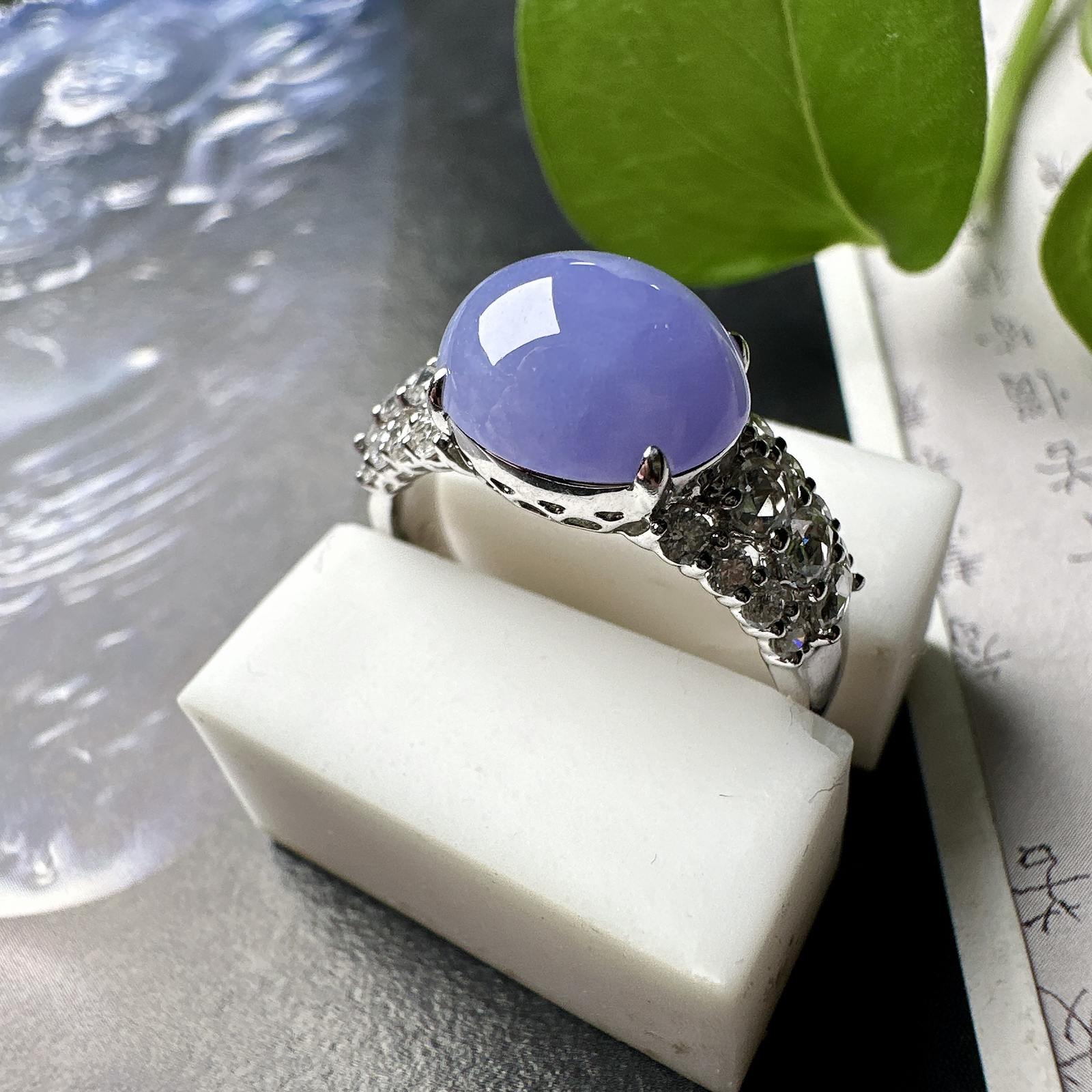【冰种紫蛋面戒指】质地细腻，饱满度很好，晶莹剔透，18k金钻镶嵌，裸石尺寸10.4*8.6*5.3毫米