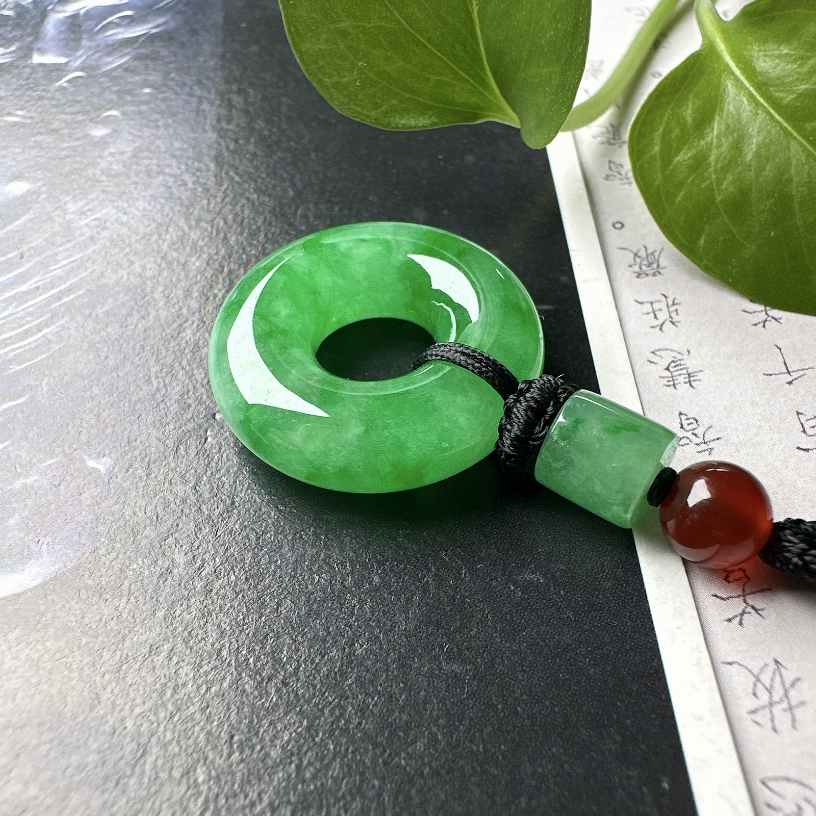 【冰种飘绿平安环吊坠】甜甜圈，质地细腻，冰感十足，通透闪亮