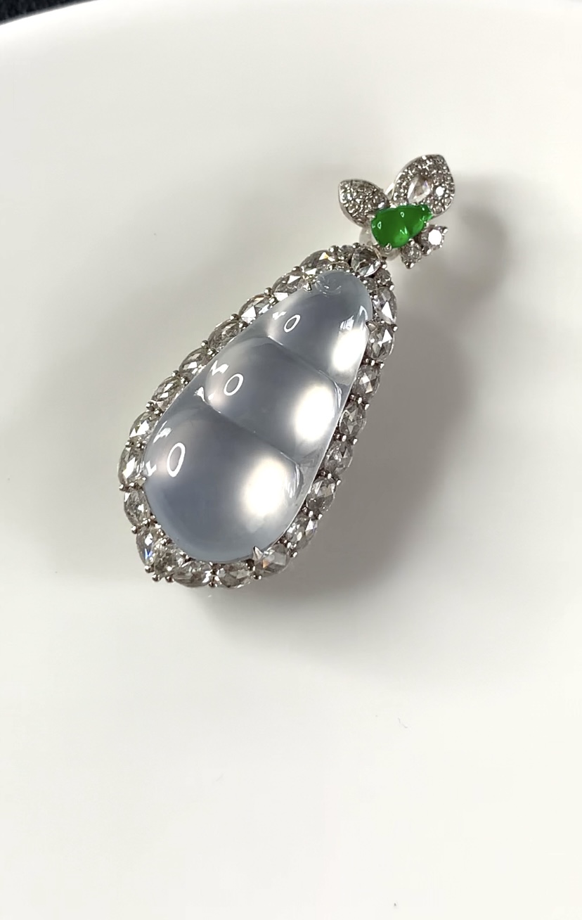 ️，18k金镶嵌福豆吊坠，冰润水透，种老细腻起荧，尺寸：成品：37.9/15.5/11.6，裸石：