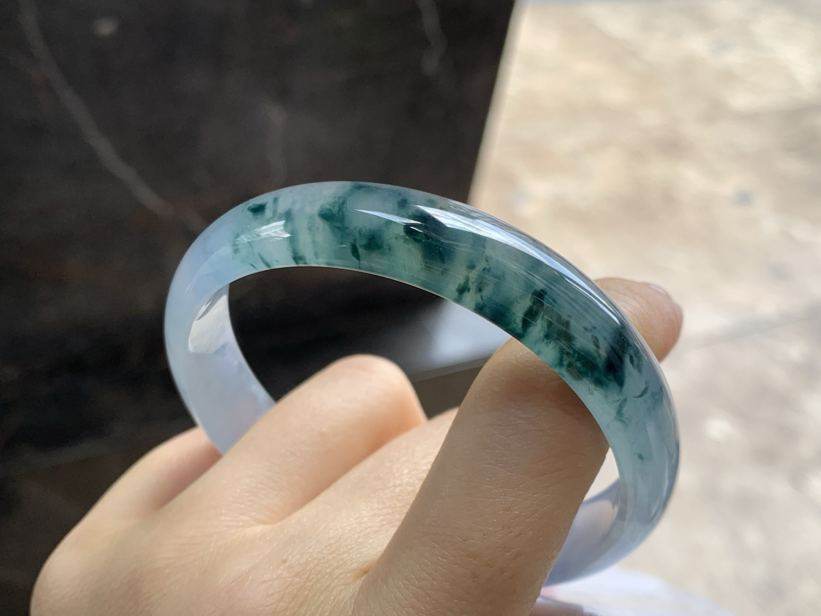 58.5-12.8-6.2

冰种飘花手镯^_^冰味十足～料子漂亮