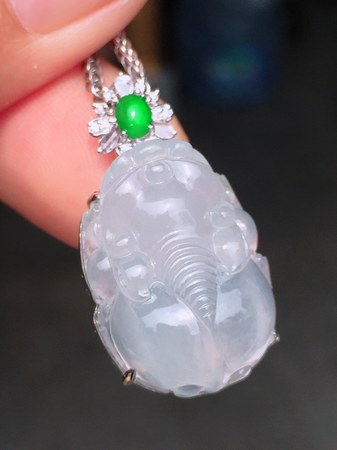 冰种貔貅吊坠，玉质细腻，荧光感超
强，饱满圆润，尽显优雅气质，18k
金豪华镶嵌