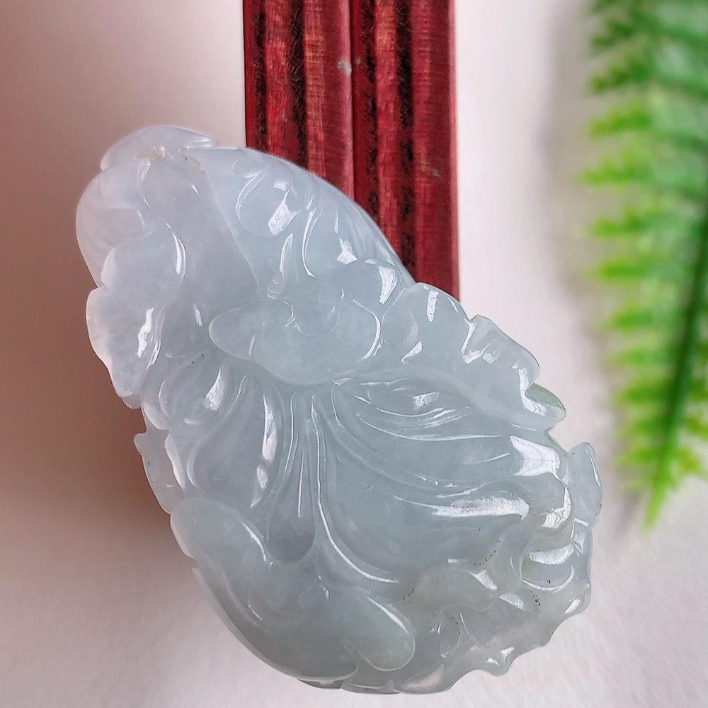 冰润翡翠招百财白菜吊坠，百财聚来，财源滚滚，色泽鲜艳。精工水润的白菜，性价比高！    W003.22尺寸  40.7-23.9-13.4