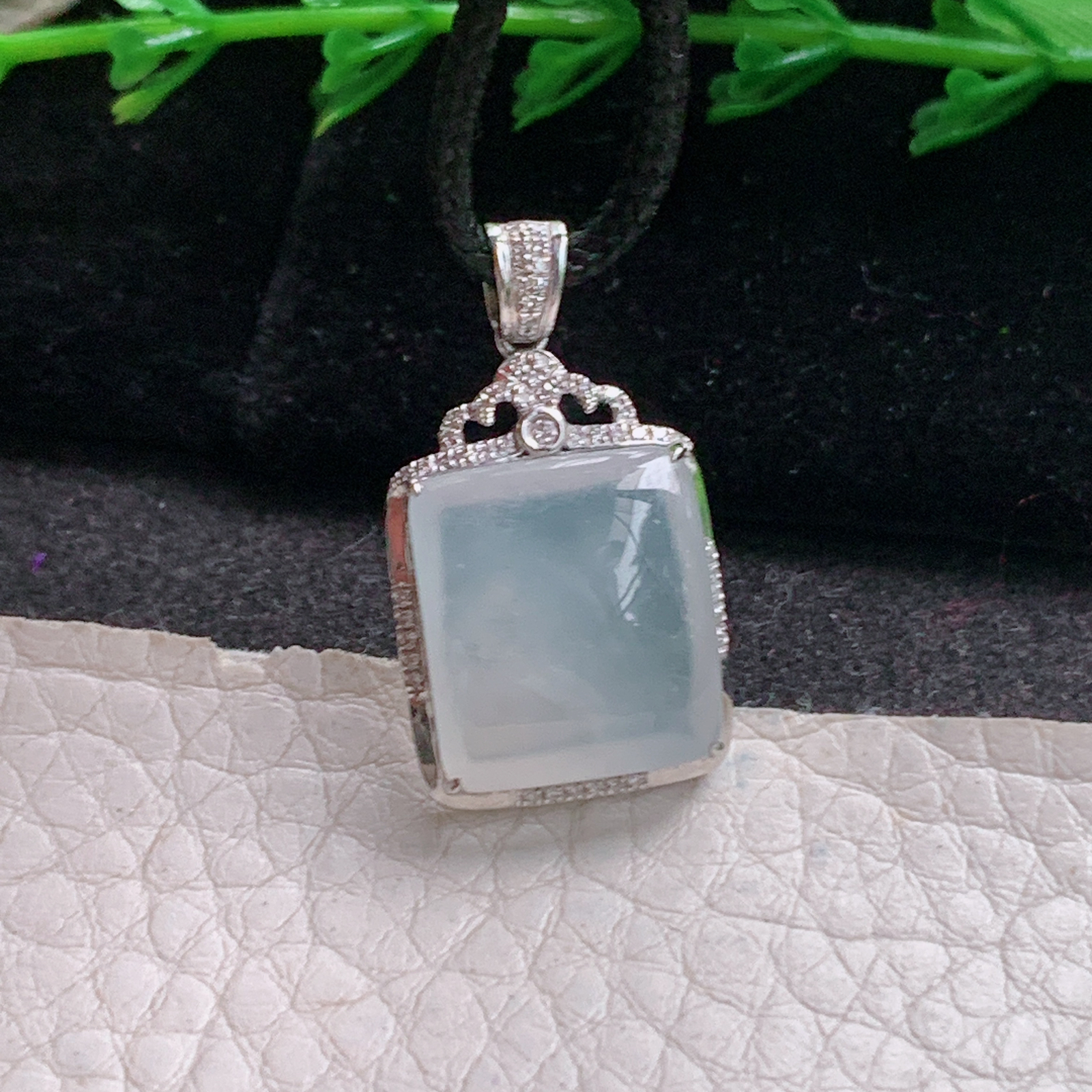 axm实拍26.3*14.8*6.8缅甸翡翠冰种无事牌小吊坠18k镶金平安锁骨坠