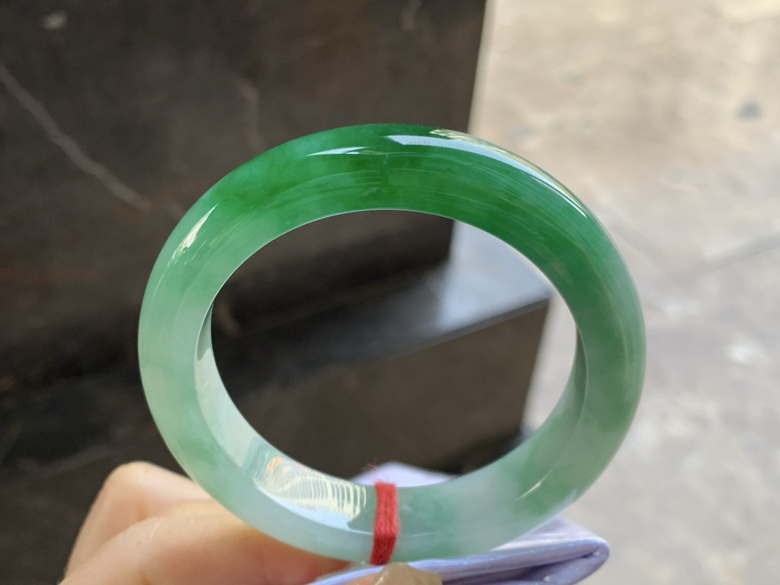 53-12.3-9

辣绿色手镯^_^底子细腻 绿色浓郁