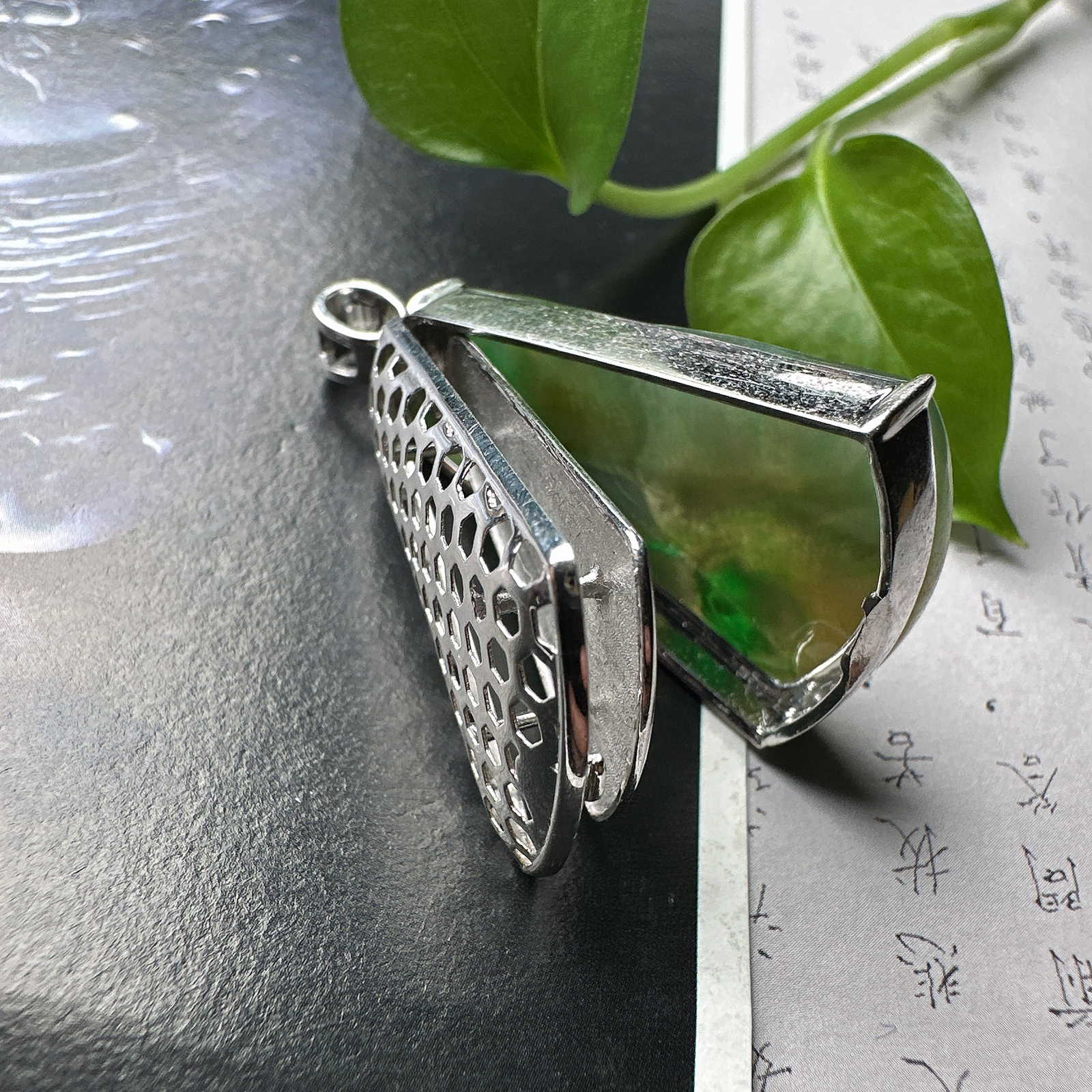 【冰种黄加绿观音吊坠】质地细腻，冰润透亮，光泽出众，冰感十足，18k金钻镶嵌，裸石尺寸27*13.3*3.2毫米