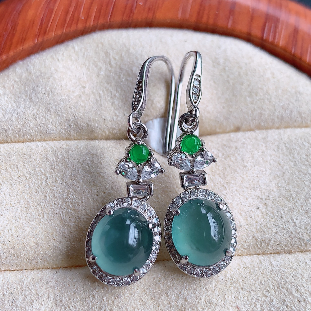 冰晴水翡翠925银镶嵌耳坠，自然光实拍，翠色灵动，颜色漂亮，种老水足，品相佳，佩戴佳品！W815.22取一整体尺寸：11.3-7.2mm 裸石尺寸：8.5-7.3