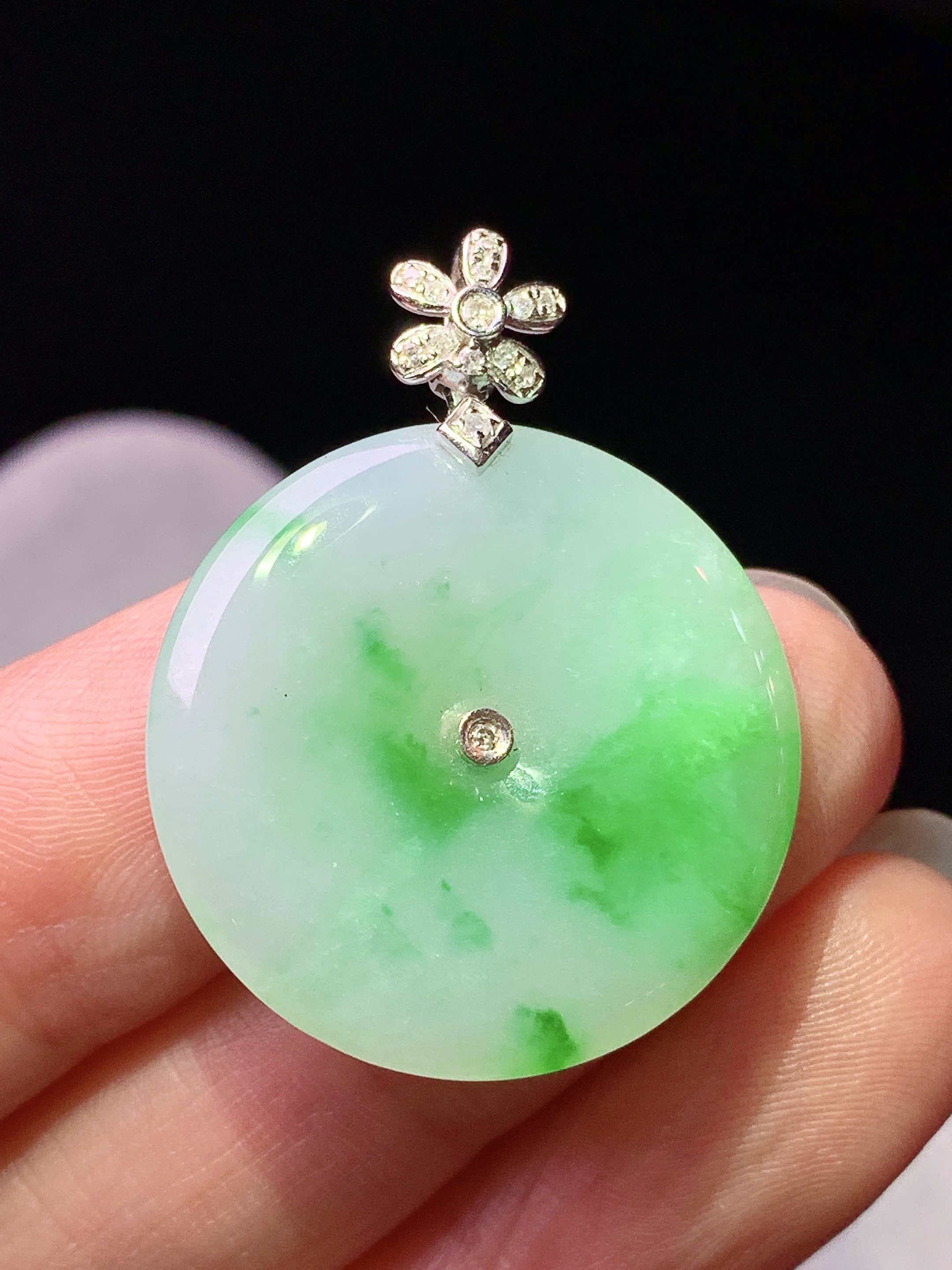 18k金钻镶嵌飘绿平安扣吊坠 玉质细腻 色泽艳丽清新 水润亮眼 整体尺寸31.2*24*3.8z1