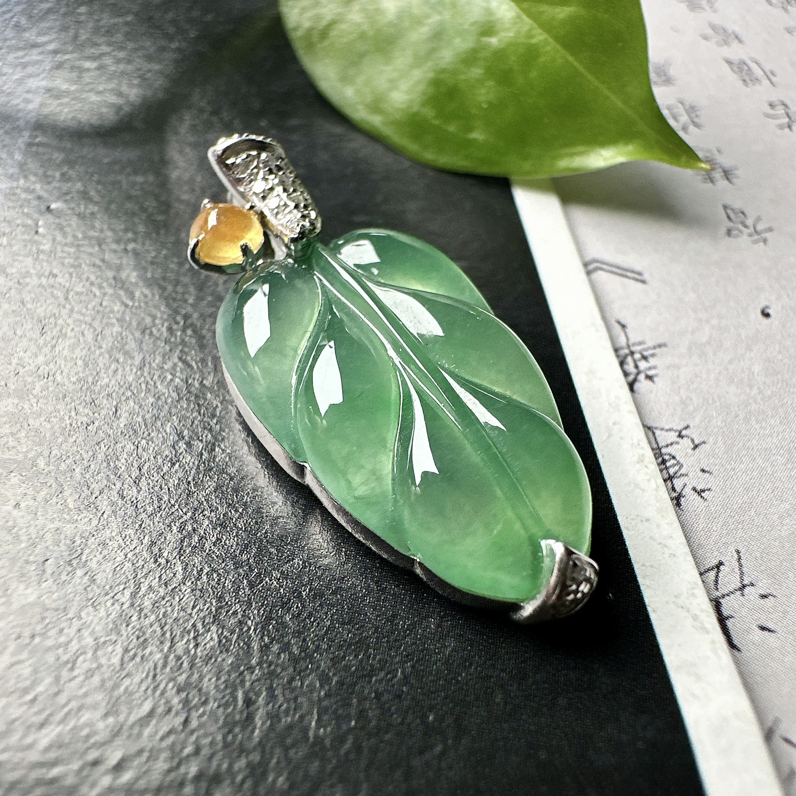 【冰种晴绿叶子】金枝玉叶，质地细腻，冰润透亮，光泽出众，18k金钻镶嵌，裸石尺寸21*12*4.6毫米