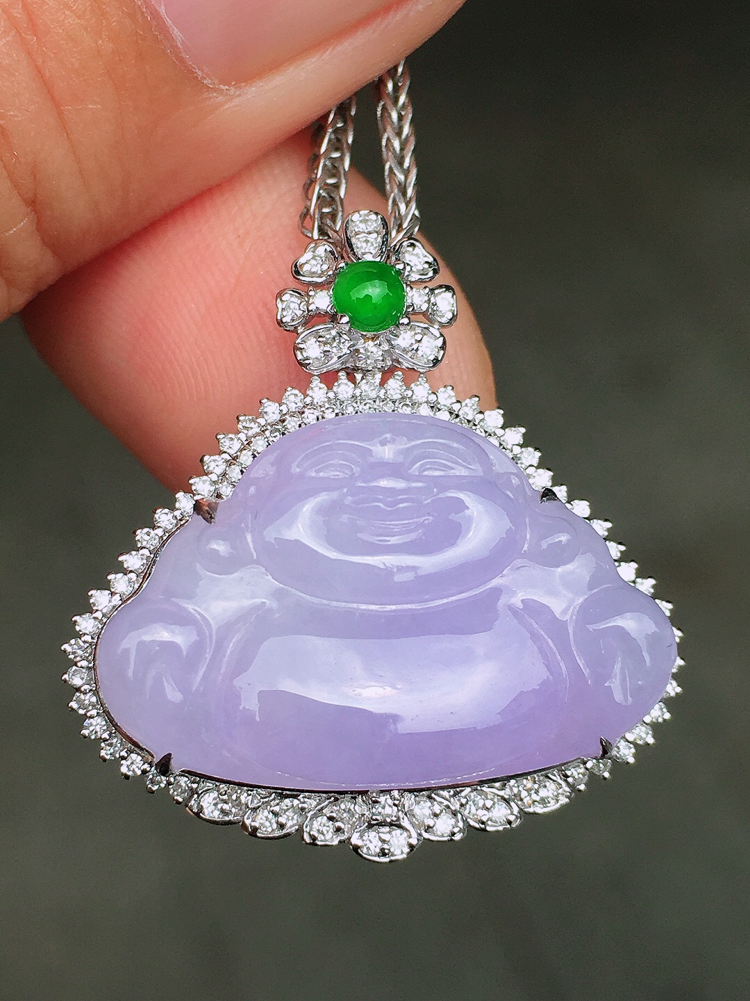 紫罗兰佛公吊坠，色泽均匀艳丽，玉质细腻，荧光感超
强，饱满圆润，尽显优雅气质，18k
金豪华镶嵌