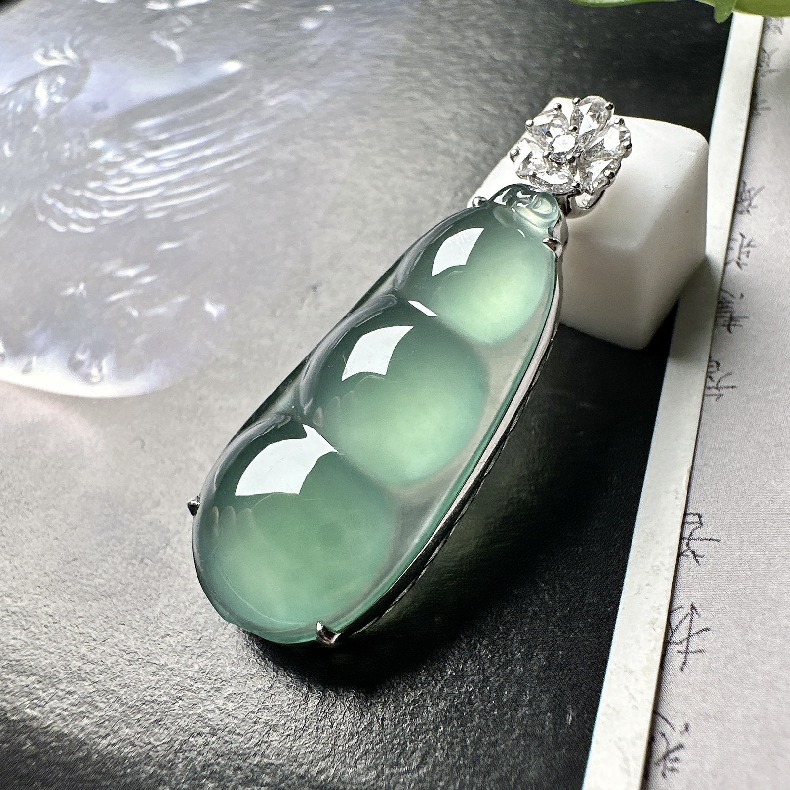 【冰种晴蓝福豆吊坠】种地上乘，冰感十足，通透起光，饱满圆润，收藏品质，18k金钻镶嵌，裸石尺寸29.4*13.6*4.5毫米