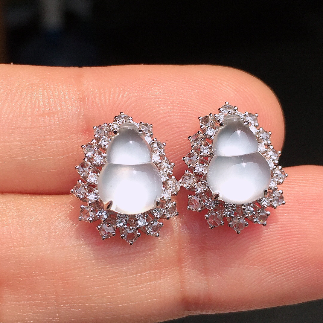 冰种葫芦耳钉，玉质细腻，荧光感超
强，饱满圆润，尽显优雅气质，18k
金豪华镶嵌