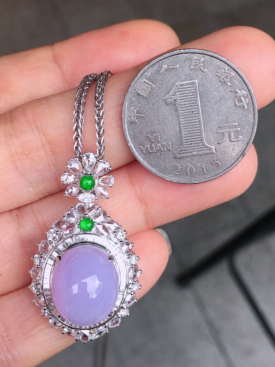 紫罗兰蛋面吊坠，色泽均匀艳丽，玉质细腻，荧光感超
强，饱满圆润，尽显优雅气质，18k
金豪华镶嵌