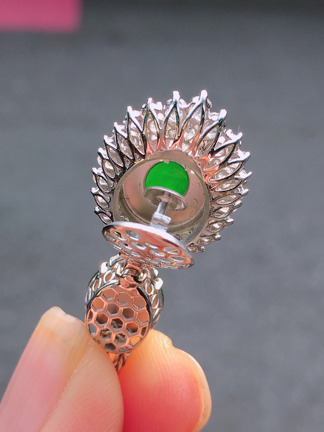 满绿蛋面吊坠，色泽均匀艳丽，玉质细腻，荧光感超
强，饱满圆润，尽显优雅气质，18k
金豪华镶嵌