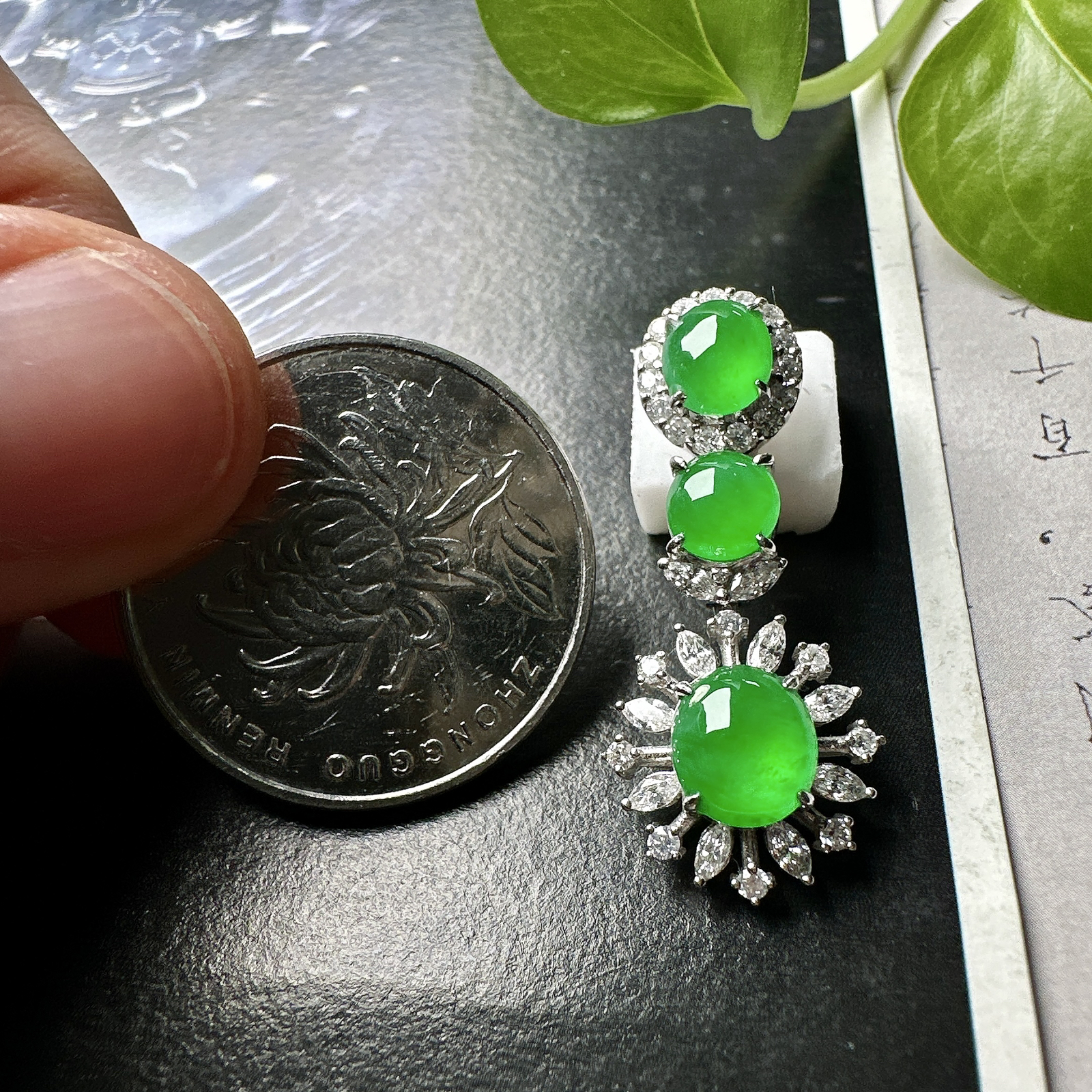 【冰种绿蛋吊坠】三颗同料镶嵌款吊坠，质地细腻，种水上乘，通透闪亮，晶莹剔透。阳绿色泽，18K金钻精美镶嵌，裸石尺寸7.3*6.5*3.4毫米