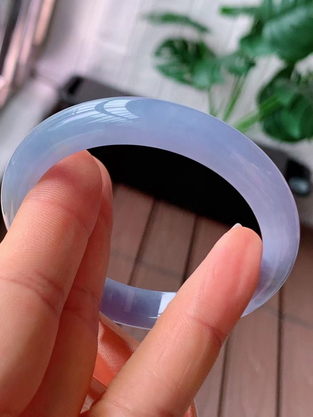 【翡翠名称】老种冰紫罗兰51.5正圈口手镯
【翡翠尺寸】51.5/9.3/7.6mm适合50-53正圈口佩戴
【翡翠描述】宝贝种老水足，玉质细腻，色泽靓丽，性价比高，佩戴效果好！
【其它赠送】权威证书/精美挂绳盒子/支持全国复检