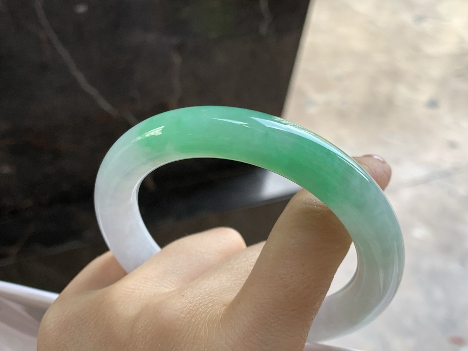 60-141.6

阳绿色大圈口圆条手镯^_^有种有色～绿色浓郁漂亮