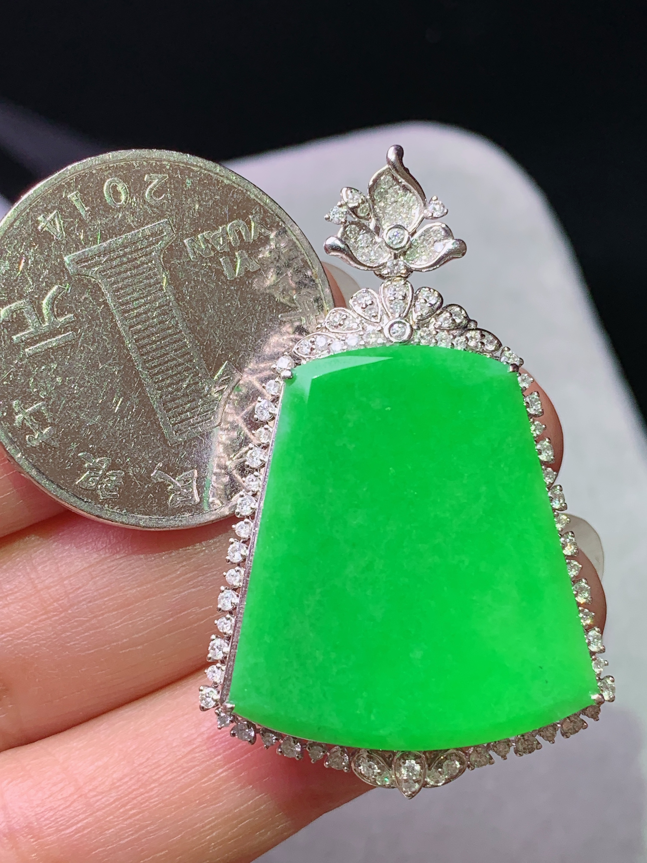 18k金钻镶嵌阳绿无事牌吊坠 玉质细腻 色泽艳丽清新 水润亮眼 整体尺寸40.6*25.8*9.5k1