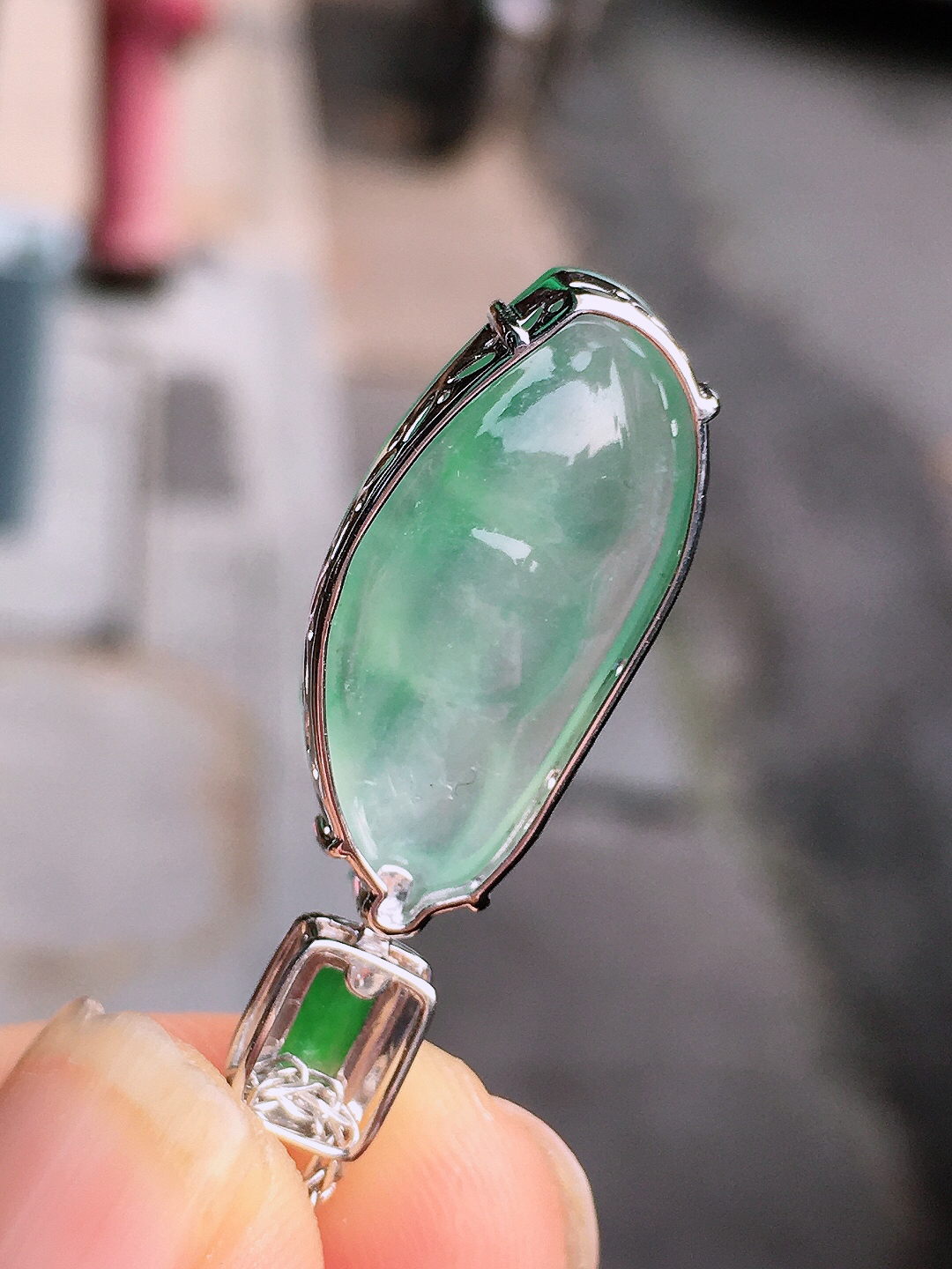 冰种福豆吊坠，玉质细腻，荧光感超
强，饱满圆润，尽显优雅气质，18k
金豪华镶嵌