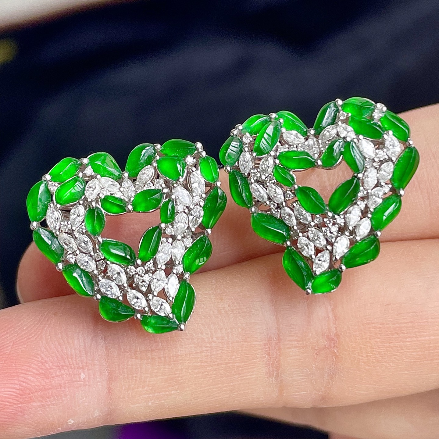 ️，缅料冰阳绿爱心耳钉，色辣，18k金镶嵌，饱满水润，无裂，裸石尺寸16.7/14.5/7.5，编码0422好数字