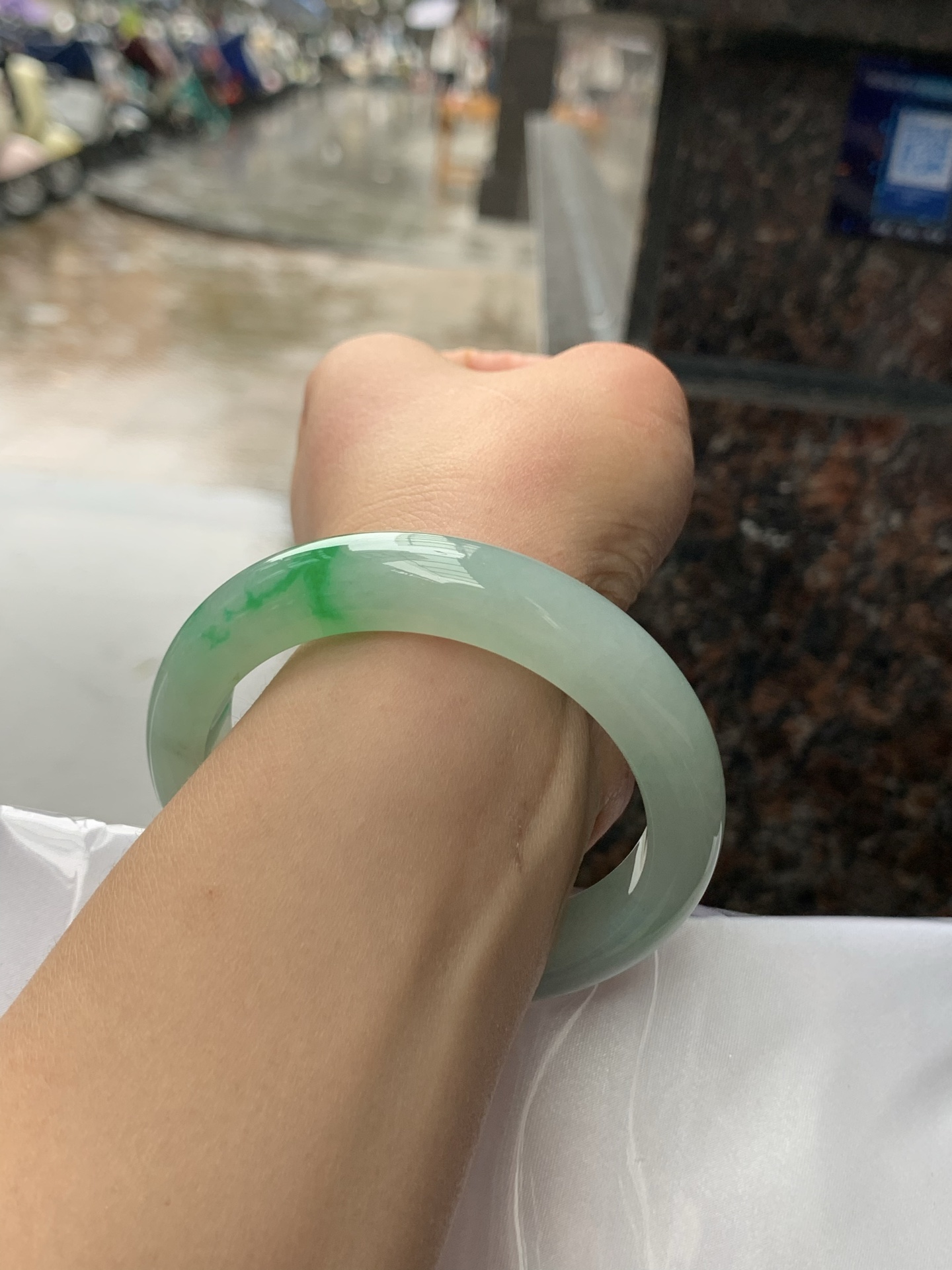 飘阳绿正圈，55.1-12.3-9，0423-N513，底妆冰润，飘金丝阳绿花，鲜艳得像新冒头的嫩芽，灵动清新，即柔和又充满生机，无裂。