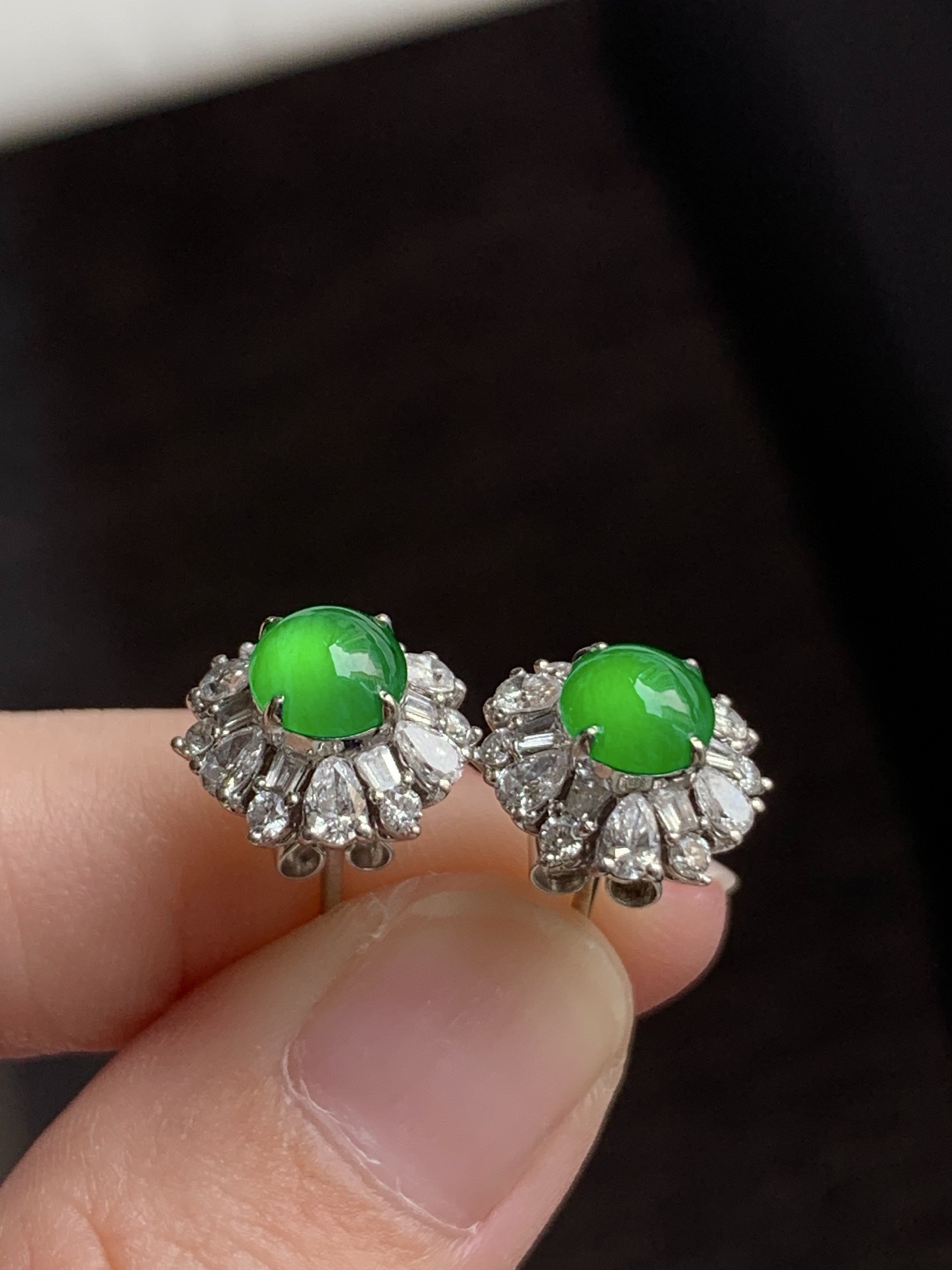 ️【18K金镶嵌蛋面耳钉】种老细腻，色阳浓郁起胶，尺寸：成品：11.5*11.5*7.7，裸石：6.1*5.7,b17422