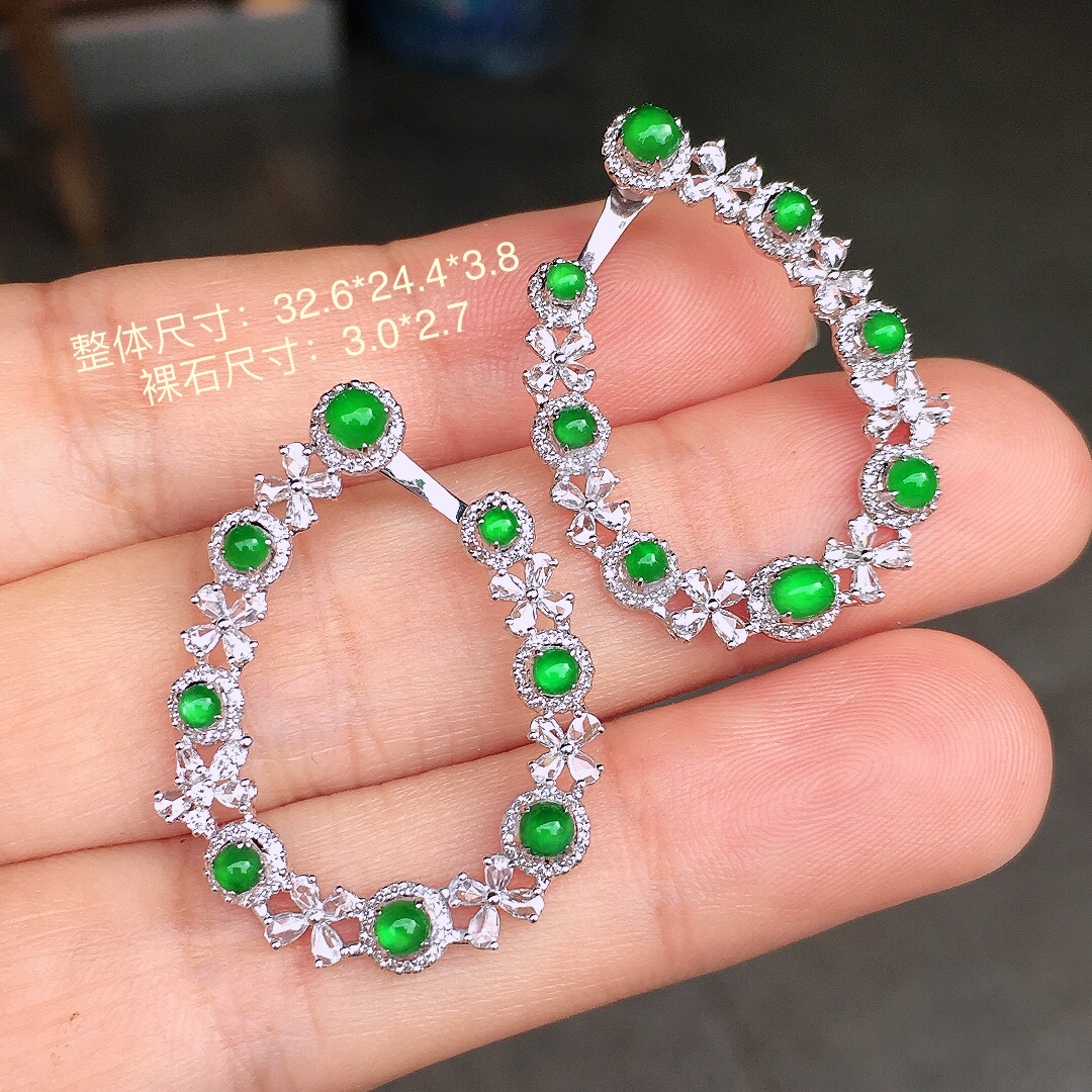 阳绿蛋面耳钉，色泽均匀艳丽，玉质细腻，荧光感超
强，饱满圆润，尽显优雅气质，18k
金豪华镶嵌