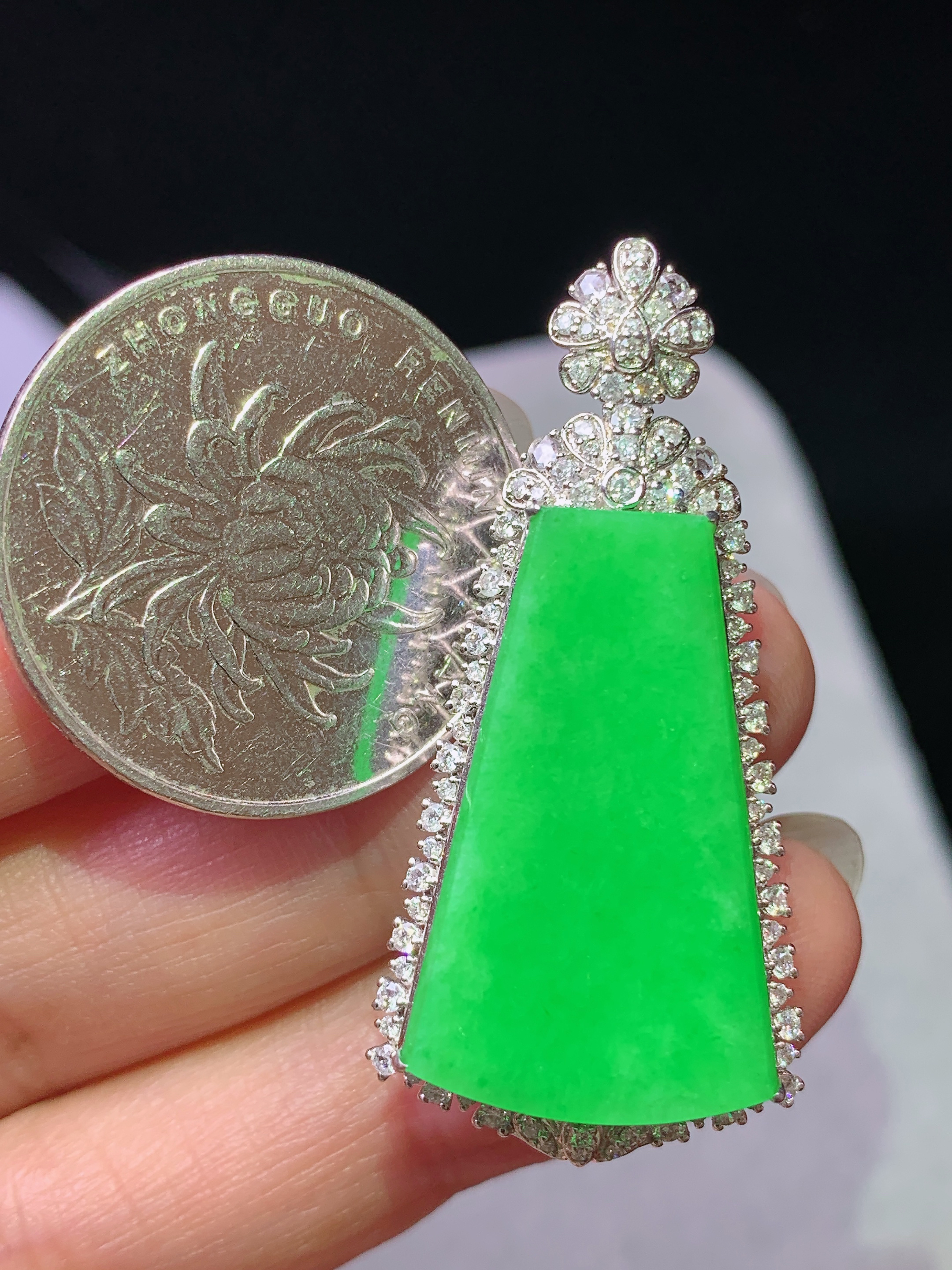 18k金钻镶嵌阳绿无事牌吊坠 玉质细腻 色泽艳丽清新 水润亮眼 整体尺寸40.5*19*10.2k1