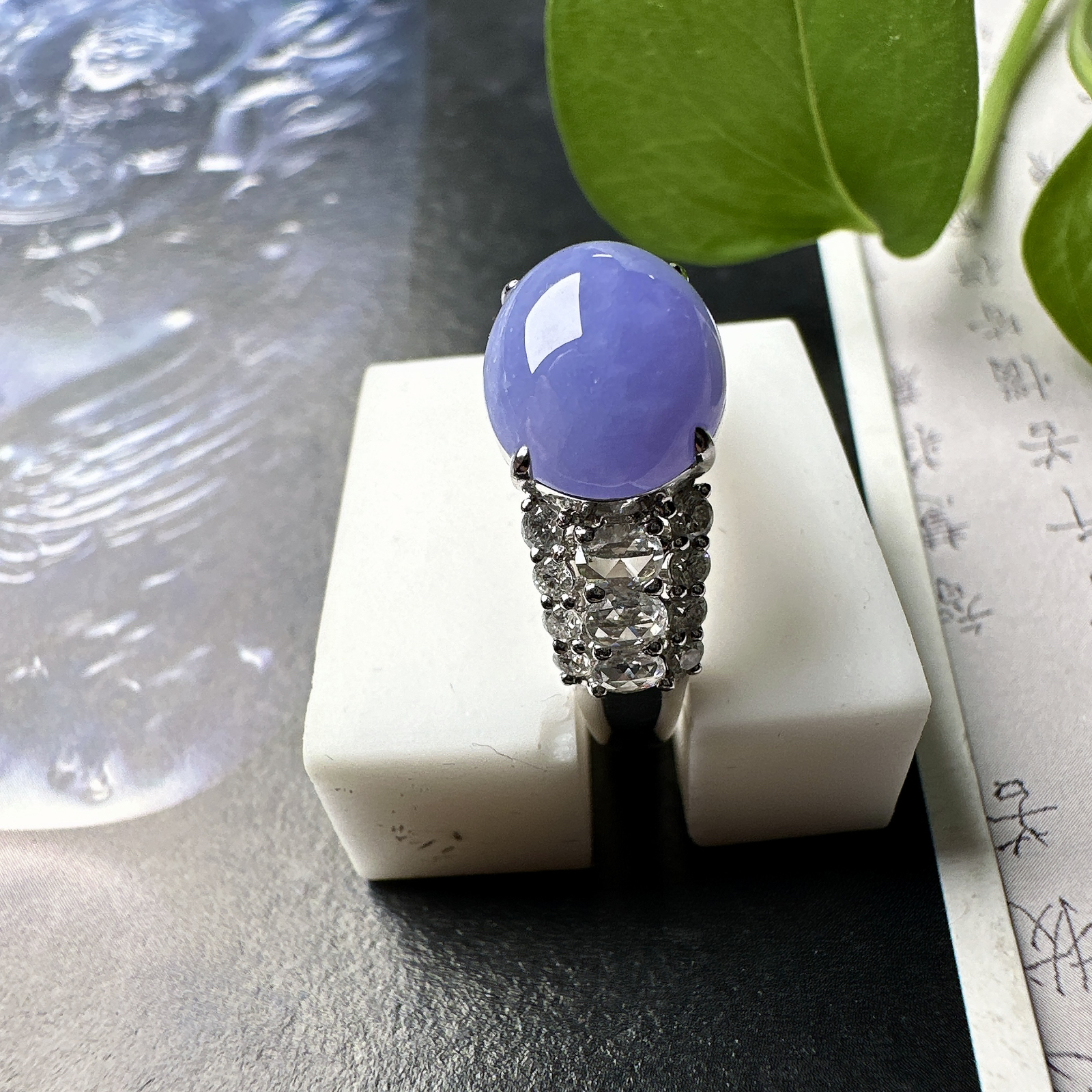 【冰种紫蛋面戒指】质地细腻，饱满度很好，晶莹剔透，18k金钻镶嵌，裸石尺寸10.4*8.6*5.3毫米