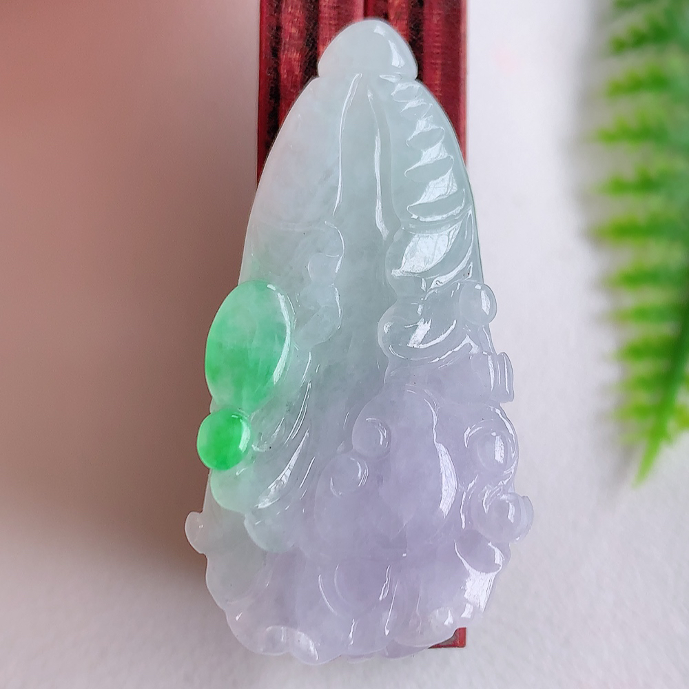 冰润翡翠招百财紫罗兰白菜吊坠，百财聚来，财源滚滚，色泽鲜艳。精工水润的白菜，性价比高！    W003.22尺寸  39.1-20.4-9.2