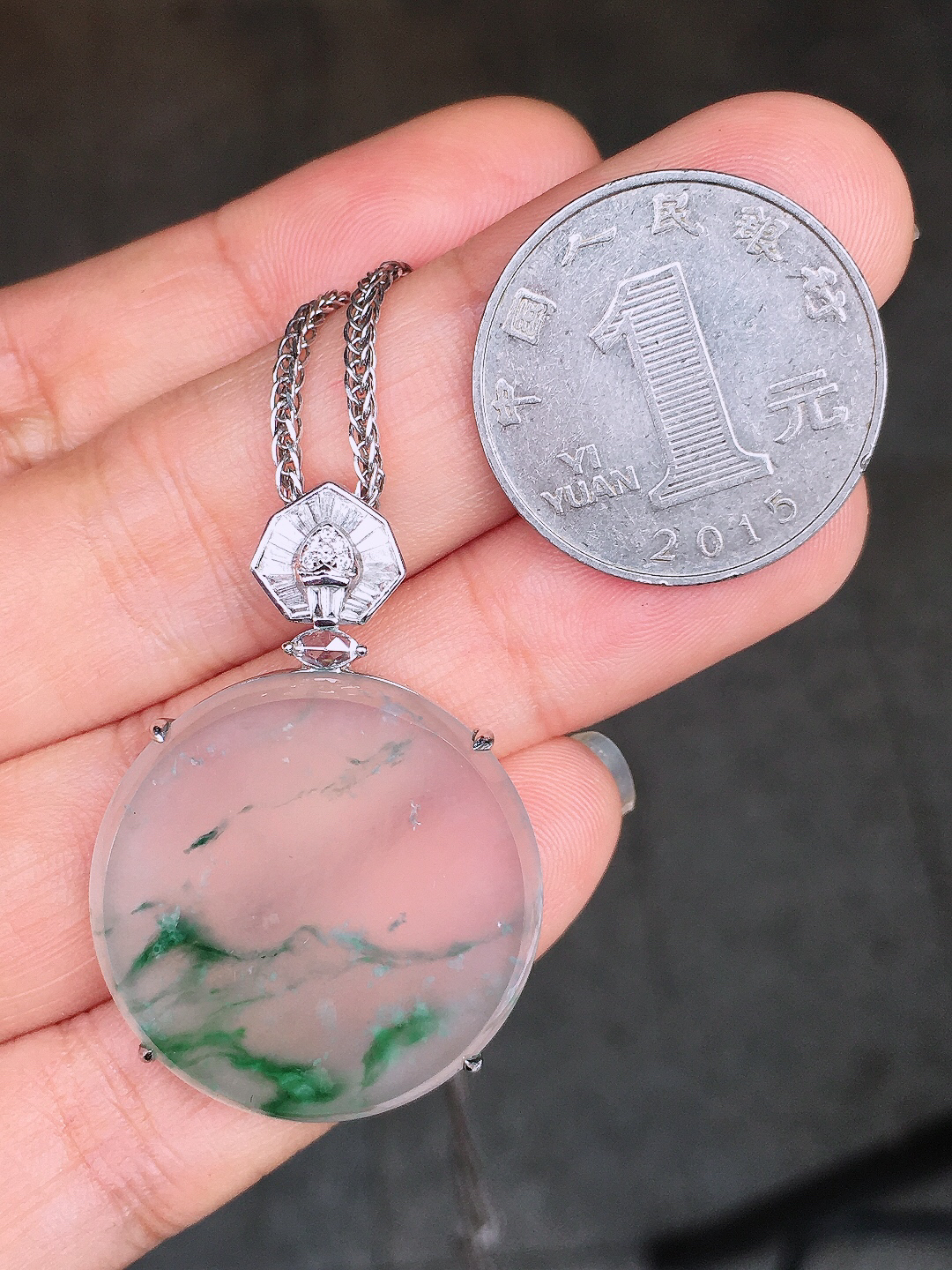 冰飘绿平安扣吊坠，色泽艳丽，玉质细腻，荧光感超
强，饱满圆润，尽显优雅气质，18k
金豪华镶嵌