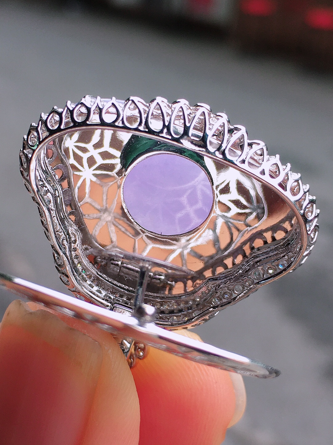 紫罗兰佛公吊坠，色泽均匀艳丽，玉质细腻，荧光感超
强，饱满圆润，尽显优雅气质，18k
金豪华镶嵌