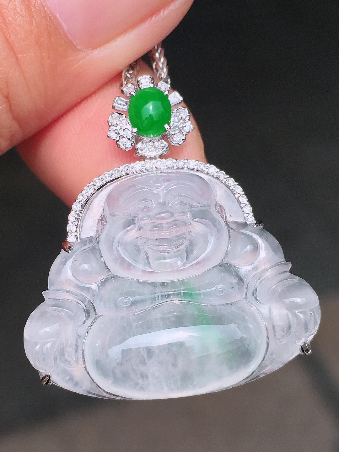 冰飘绿佛公吊坠，色泽艳丽，玉质细腻，荧光感超
强，饱满圆润，尽显优雅气质，18k
金豪华镶嵌