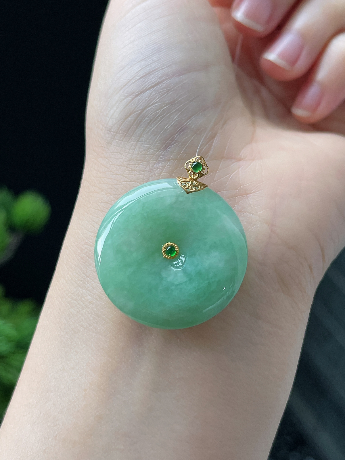 18k金 翡翠糯化种淡绿色甜绿平安扣