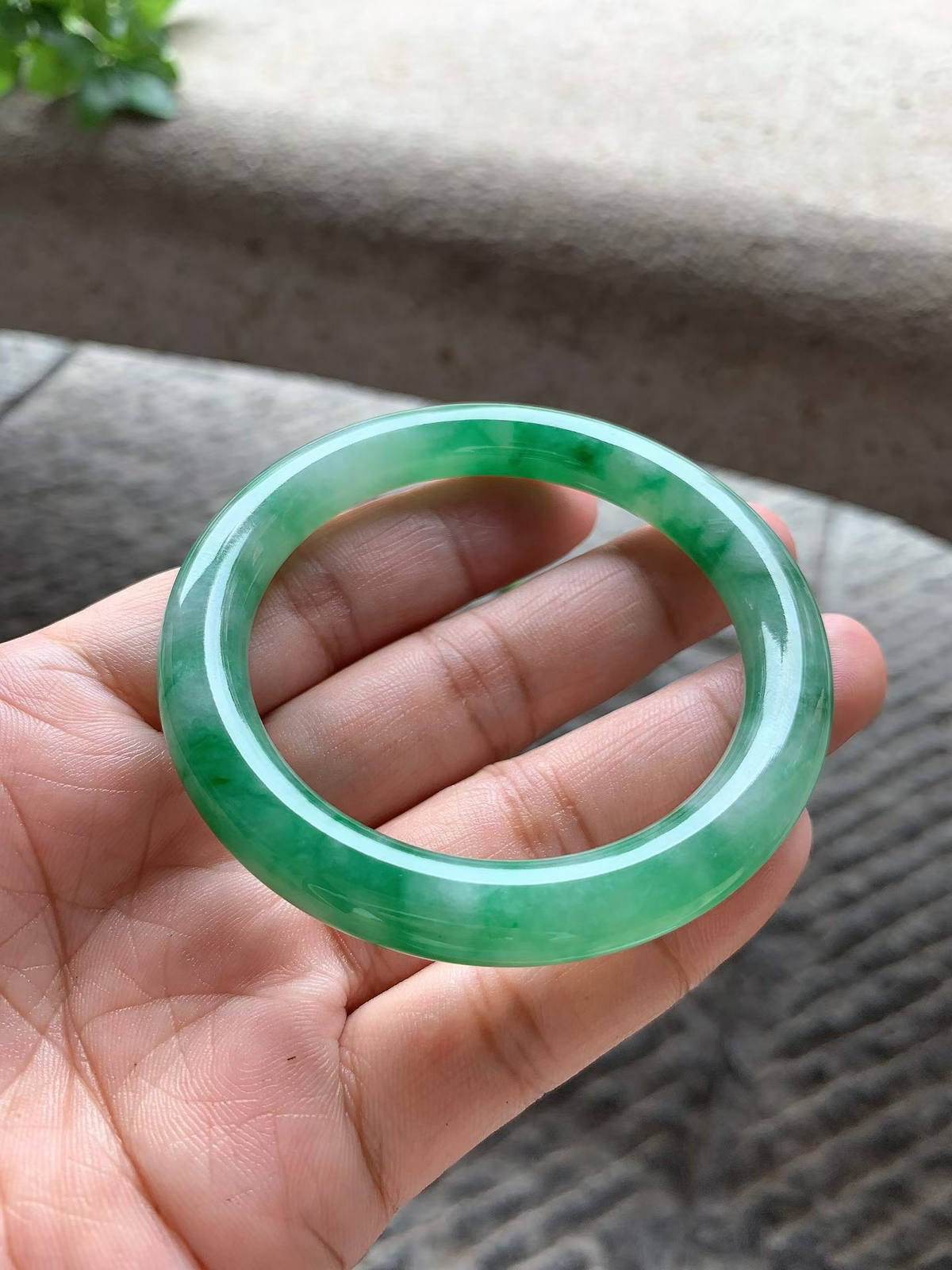 满绿圆条手镯尺寸53.8*9*9 底子细腻干净，通透水润，颜色鲜亮，上手耐看又显贵！