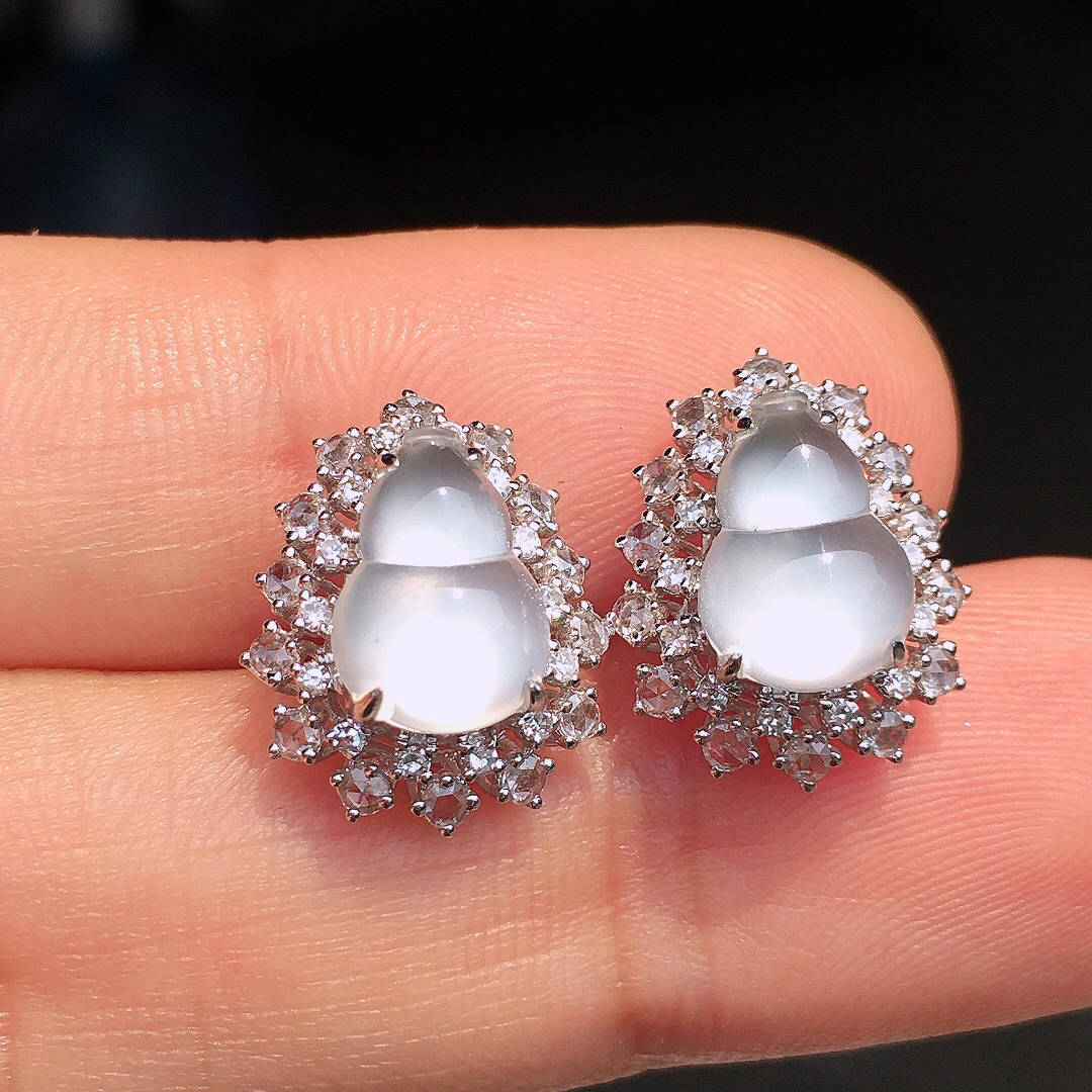 冰种葫芦耳钉，玉质细腻，荧光感超
强，饱满圆润，尽显优雅气质，18k
金豪华镶嵌