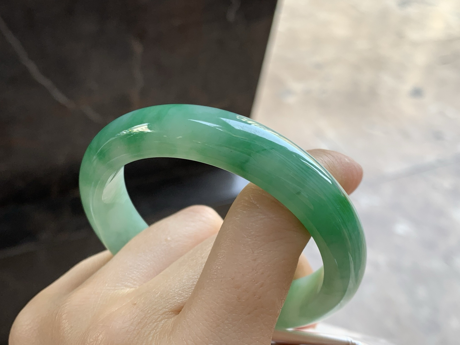 55-12.4-8.3

细糯带色手镯^_^底子细腻 绿色浓郁