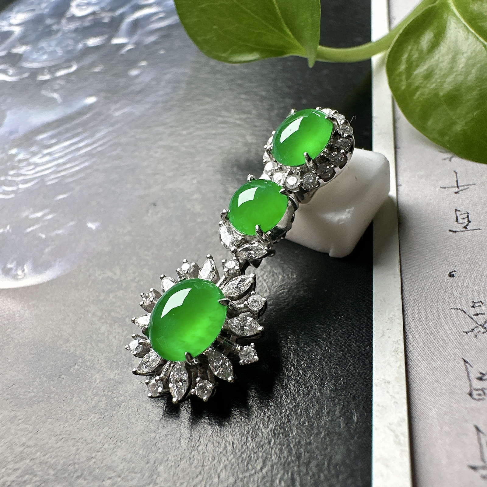 【冰种绿蛋吊坠】三颗同料镶嵌款吊坠，质地细腻，种水上乘，通透闪亮，晶莹剔透。阳绿色泽，18K金钻精美镶嵌，裸石尺寸7.3*6.5*3.4毫米