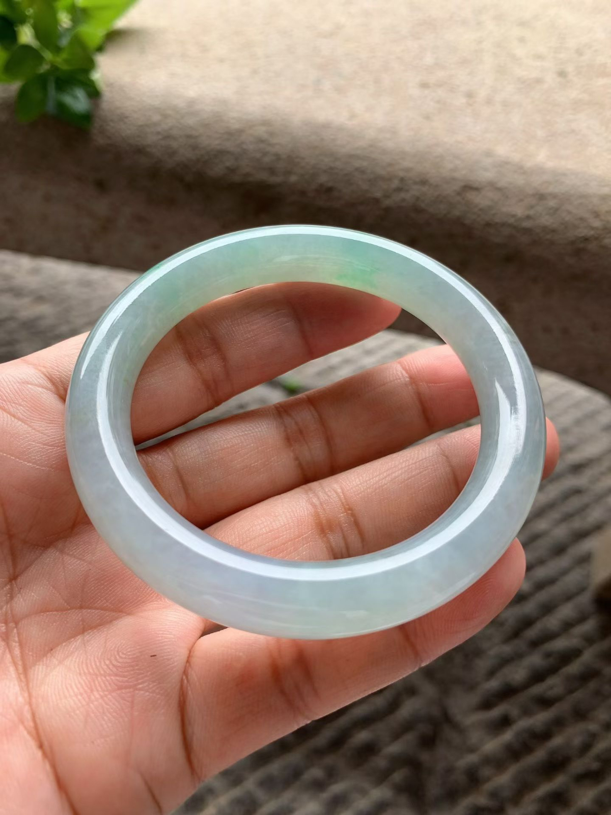 飘阳绿圆条手镯尺寸55.5*10.5*10 种质细腻，水润光泽，翠色鲜亮，灵动轻盈！