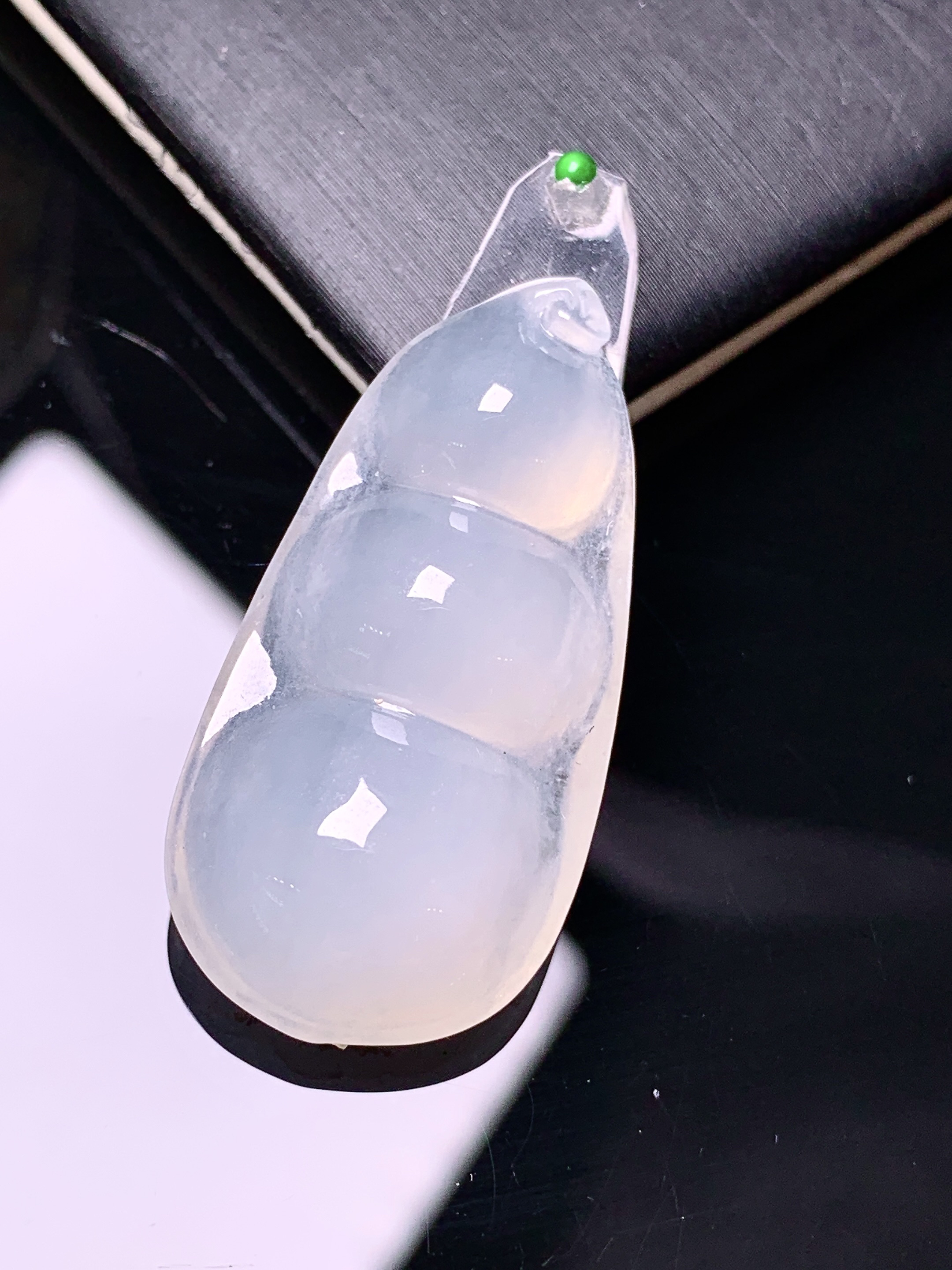 镶嵌款 冰种四季豆吊坠 玉质细腻 色泽艳丽清新 水润亮眼 整体尺寸33.2*16.5*7.2*2x