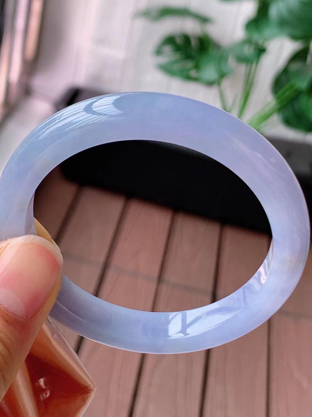 【翡翠名称】老种冰紫罗兰51.5正圈口手镯
【翡翠尺寸】51.5/9.3/7.6mm适合50-53正圈口佩戴
【翡翠描述】宝贝种老水足，玉质细腻，色泽靓丽，性价比高，佩戴效果好！
【其它赠送】权威证书/精美挂绳盒子/支持全国复检