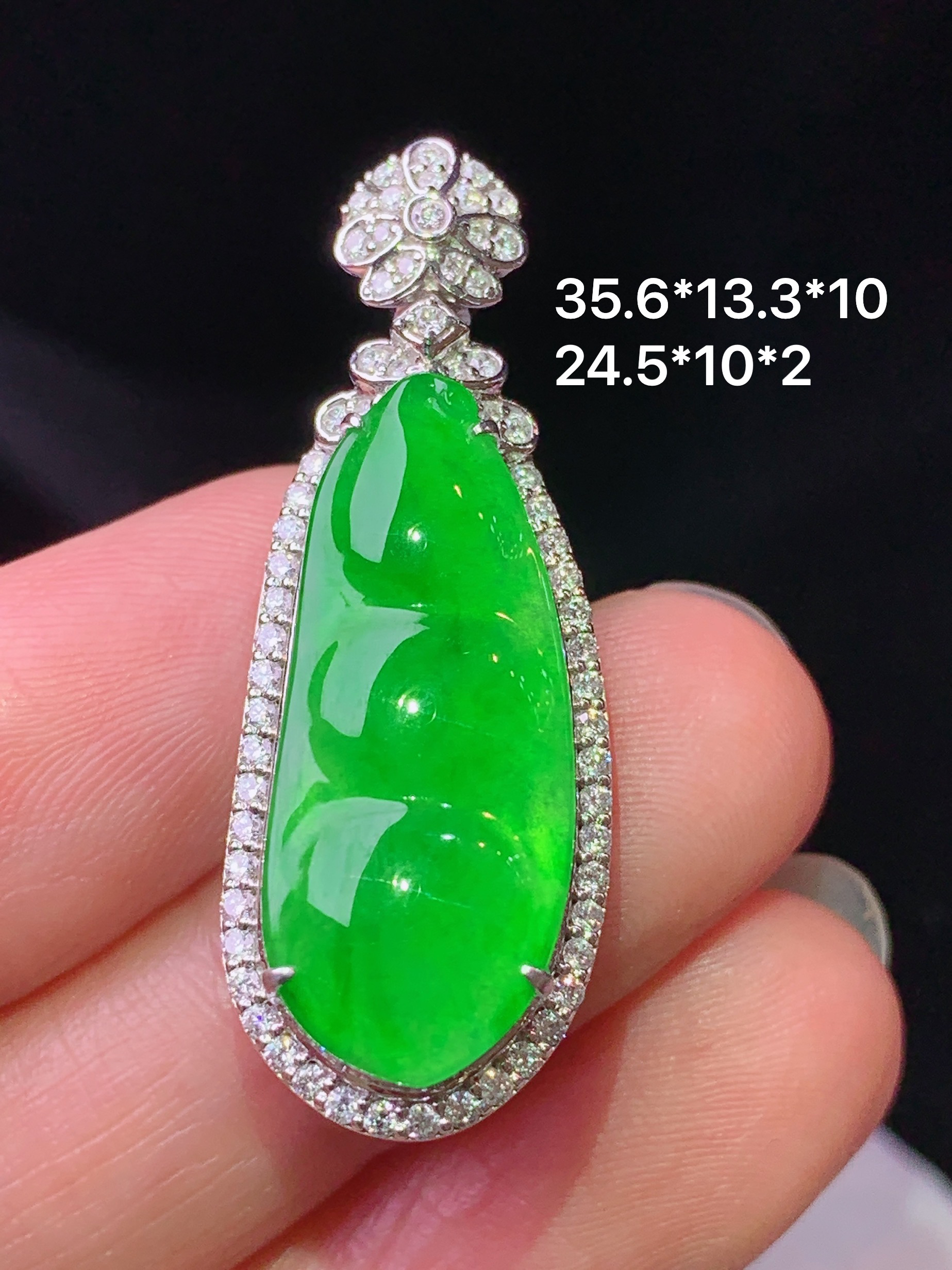 18k金钻镶嵌冰阳绿四季豆吊坠 玉质细腻 色泽艳丽清新 水润亮眼 整体尺寸35.6*13.3*10L2