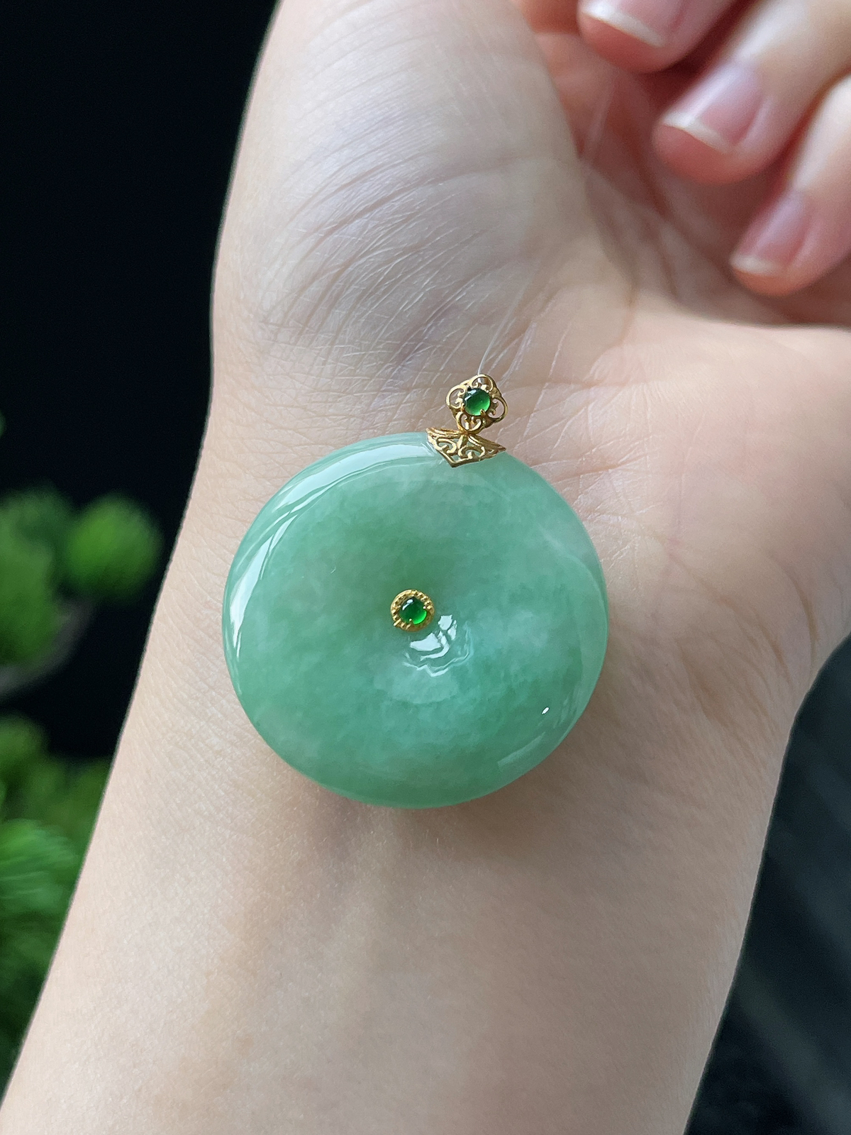 18k金 翡翠糯化种淡绿色甜绿平安扣