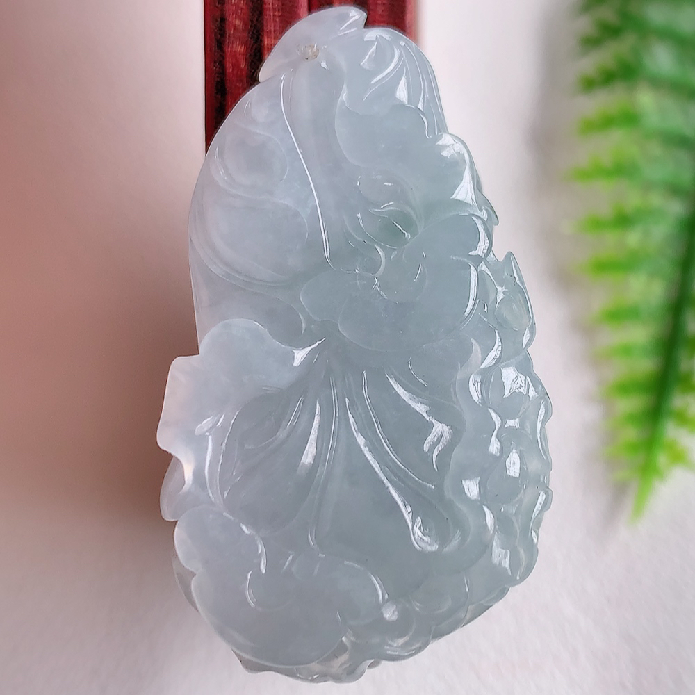 冰润翡翠招百财白菜吊坠，百财聚来，财源滚滚，色泽鲜艳。精工水润的白菜，性价比高！    W003.22尺寸  40.7-23.9-13.4