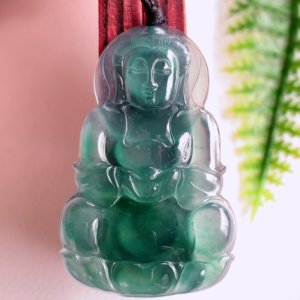 冰润精雕观音吊坠，法相端庄大气，工艺精湛，种色浓郁，细腻饱满冰润，种老水足，收藏佳品，佩戴大气  W
