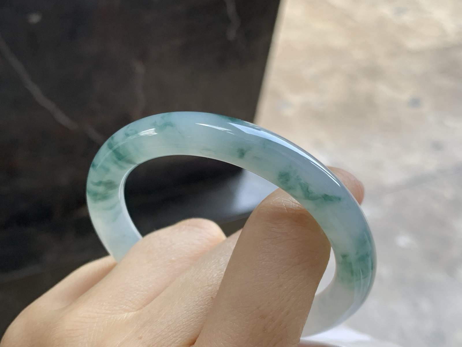 51-8.5-8.2
飘花圆条手镯^_^

底子细腻干净 飘花点缀