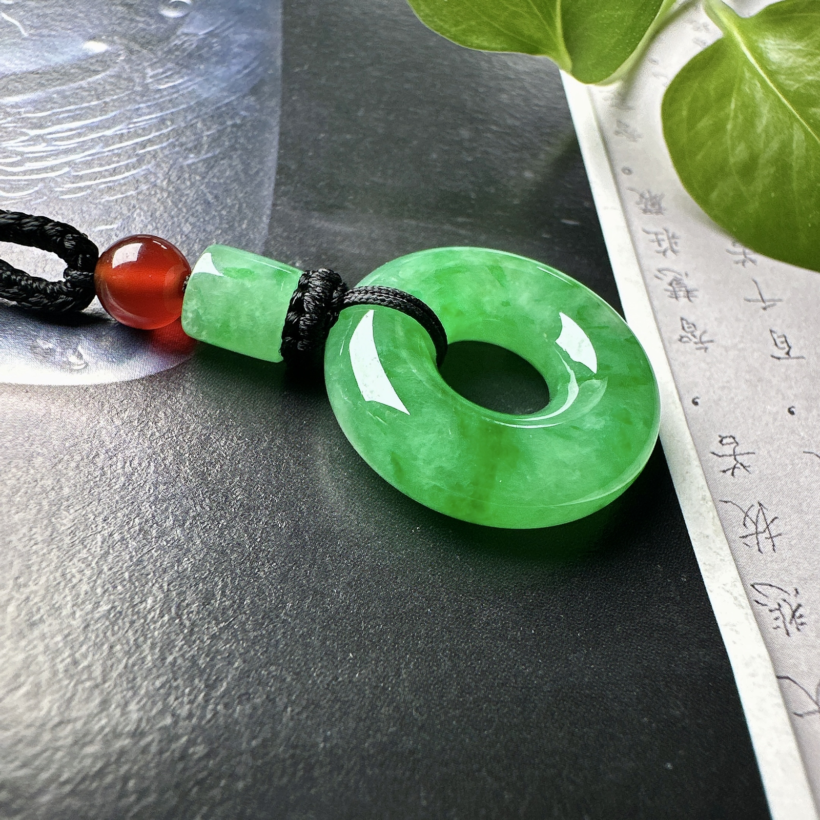 【冰种飘绿平安环吊坠】甜甜圈，质地细腻，冰感十足，通透闪亮