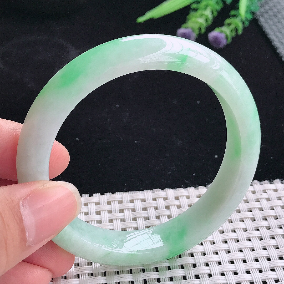 实拍A货翡翠56.8/12.6/8.6老坑精美温润飘绿手镯宽边玉镯平安镯