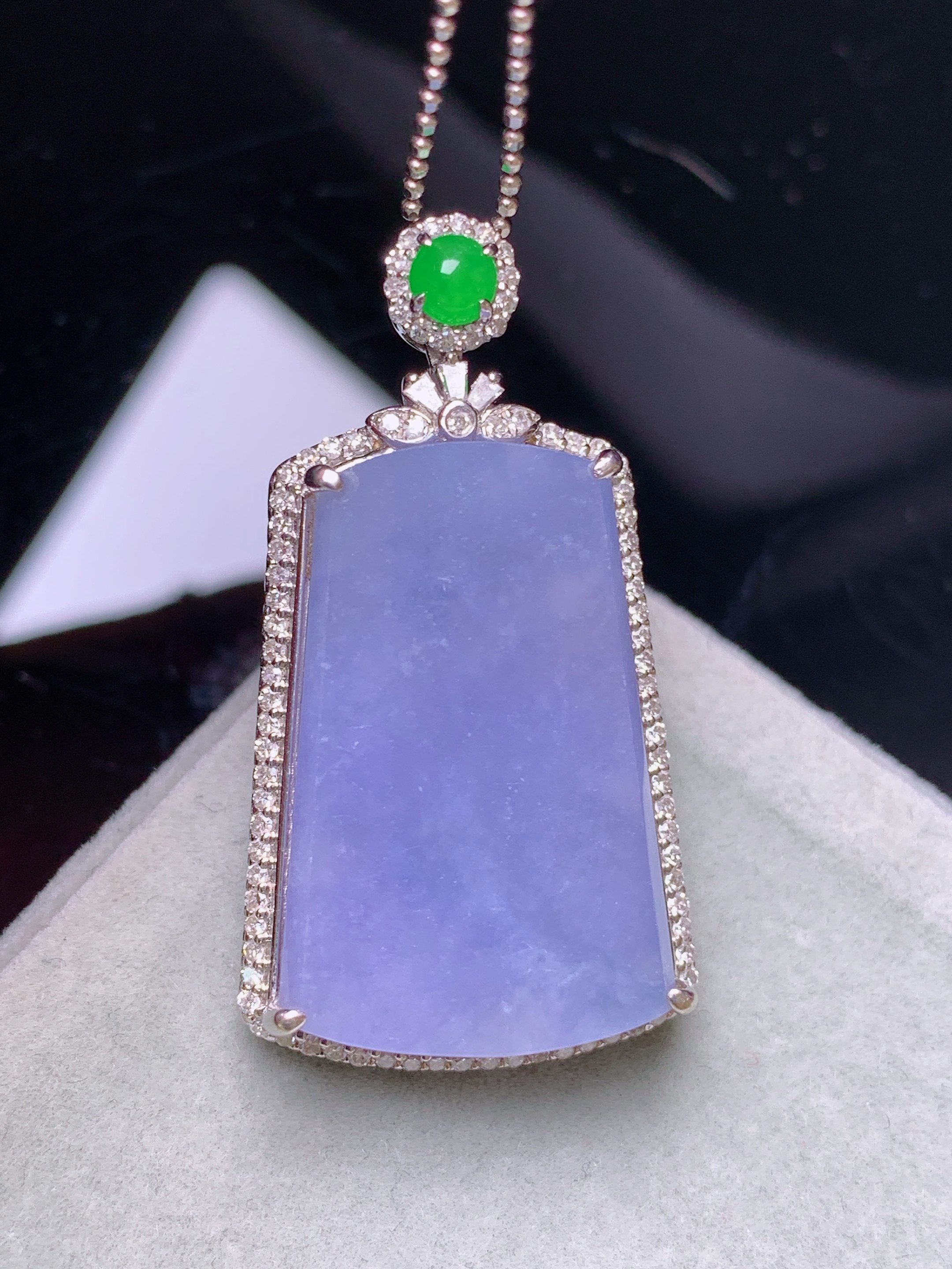 18k金钻镶嵌紫罗兰无事牌吊坠 玉质细腻 色泽艳丽清新 水润亮眼 整体尺寸36.8*20*7.8b2